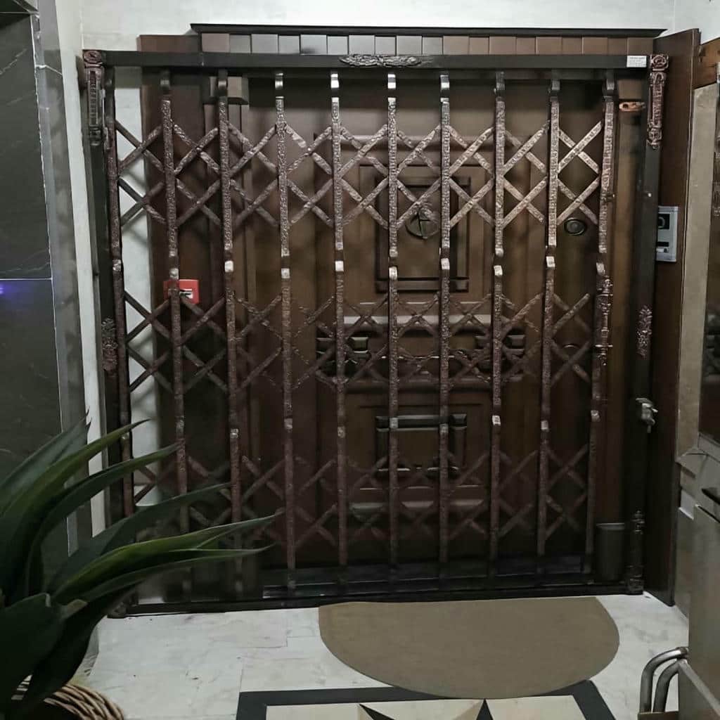 درب آکاردئونی ساختمان قدیمی