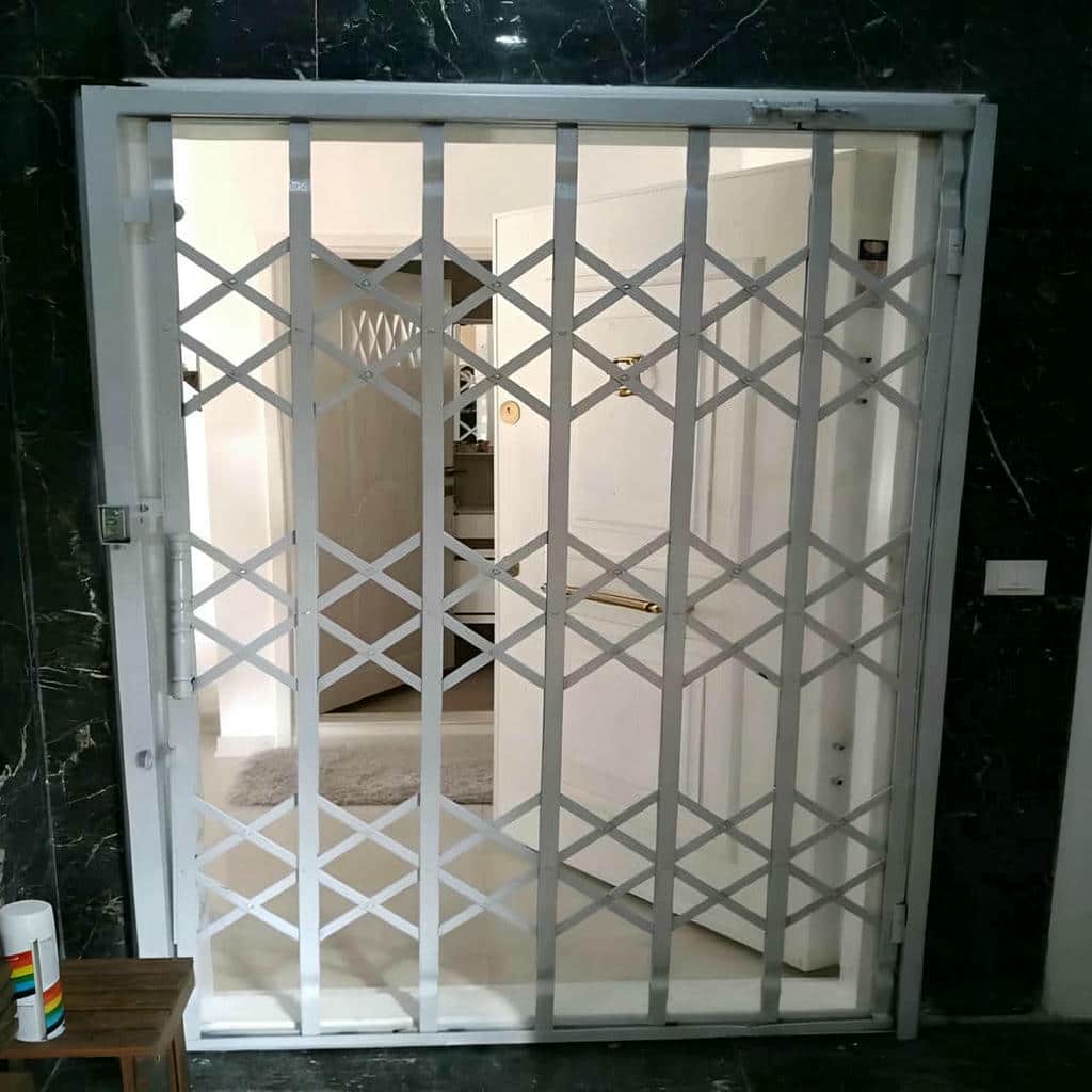حفاظ پشت درب آپارتمان نمای ورودی
