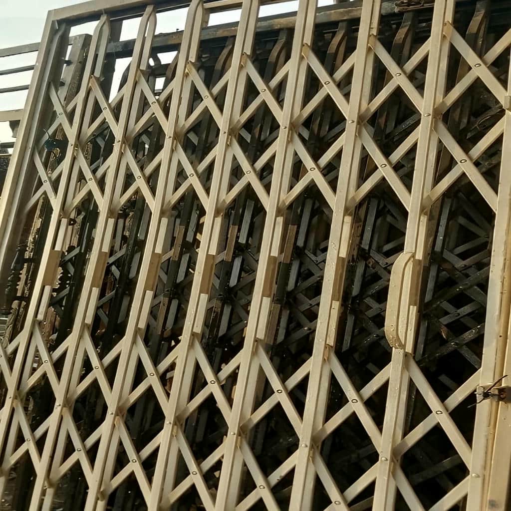 محافظ درب ورودی طرح فلزی