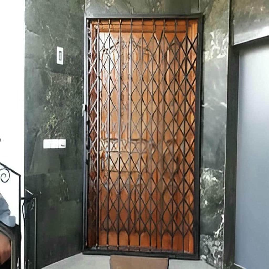 حفاظ پشت درب آپارتمان با قفل ایمن