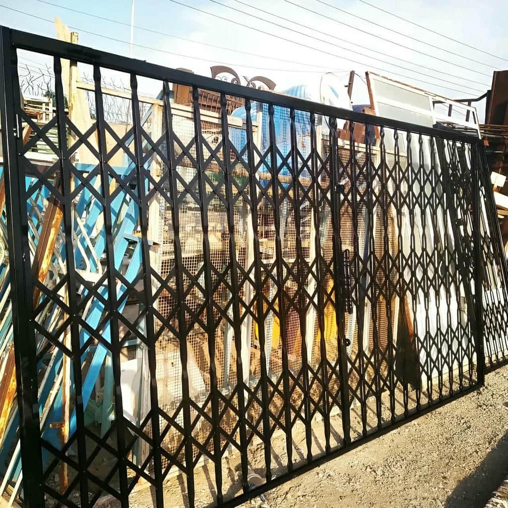 گارد درب آپارتمان مدل آکاردئونی قفل دار گارد درب آپارتمان مدل آکاردئونی قفل دار