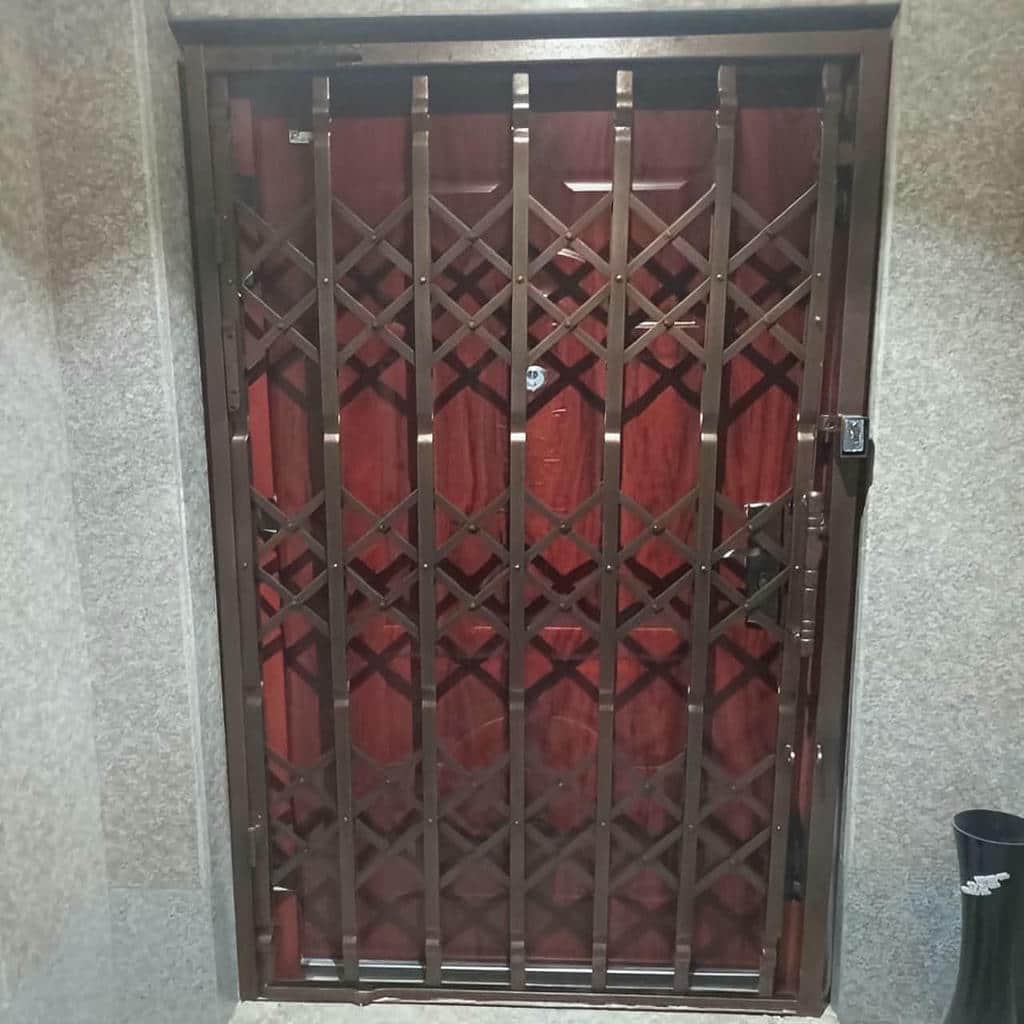 محافظ ورودی ساختمان آپارتمان