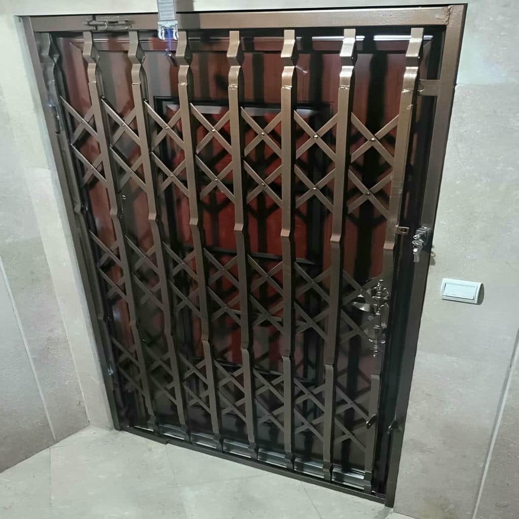 درب آکاردئونی جمع شونده سفید