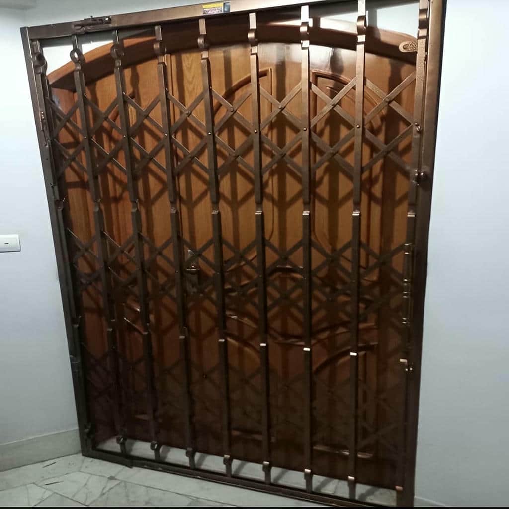 حفاظ متحرک فلزی ورودی ساختمان