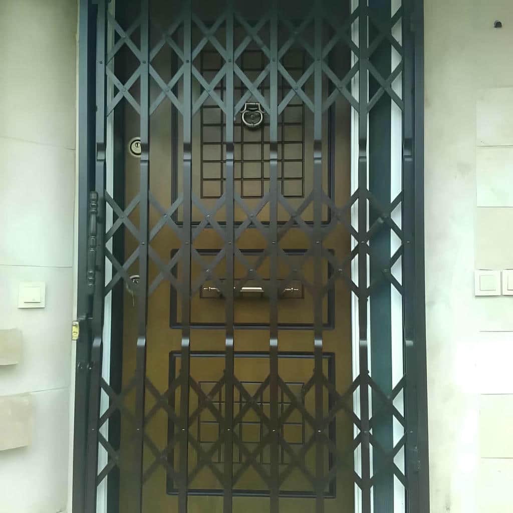 حفاظ کشویی فلزی با طراحی ساده ورودی حفاظ کشویی فلزی با طراحی ساده ورودی