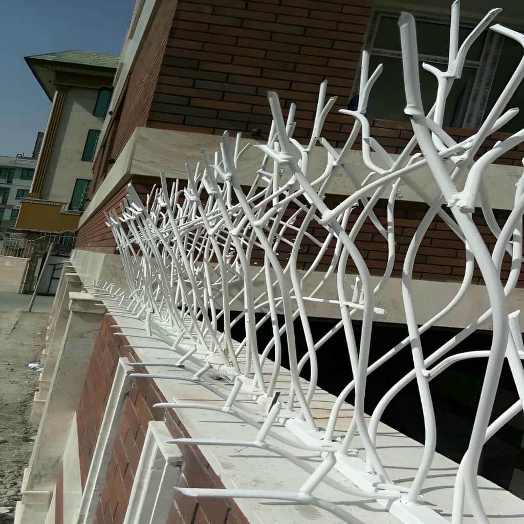 نرده آهنی روی دیوار باریک