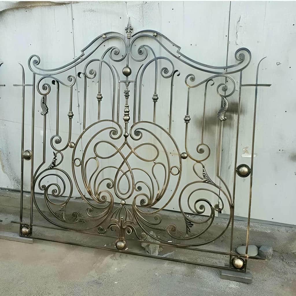 نرده روی پنجره نمای کلاسیک