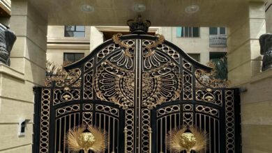 درب حیاط فلزی دو لنگه با طراحی ورودی ساختمان