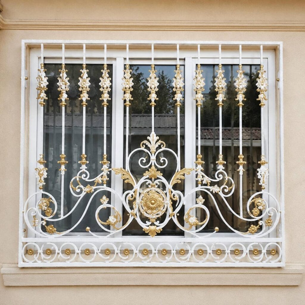 حفاظ پنجره فرفورژه نمای کلاسیک باغ