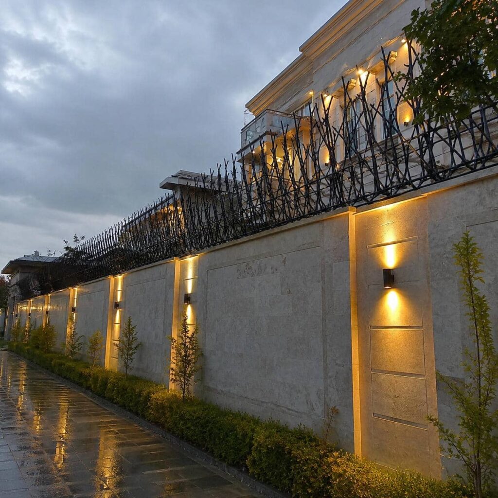 نرده روی دیوار ساختمان