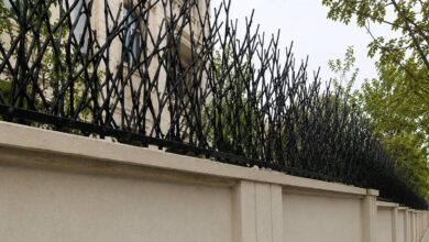 حفاظ روی دیوار حیاط فلزی