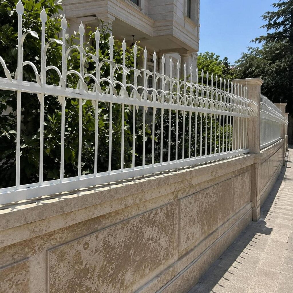 حفاظ روی دیوار فضای مسکونی