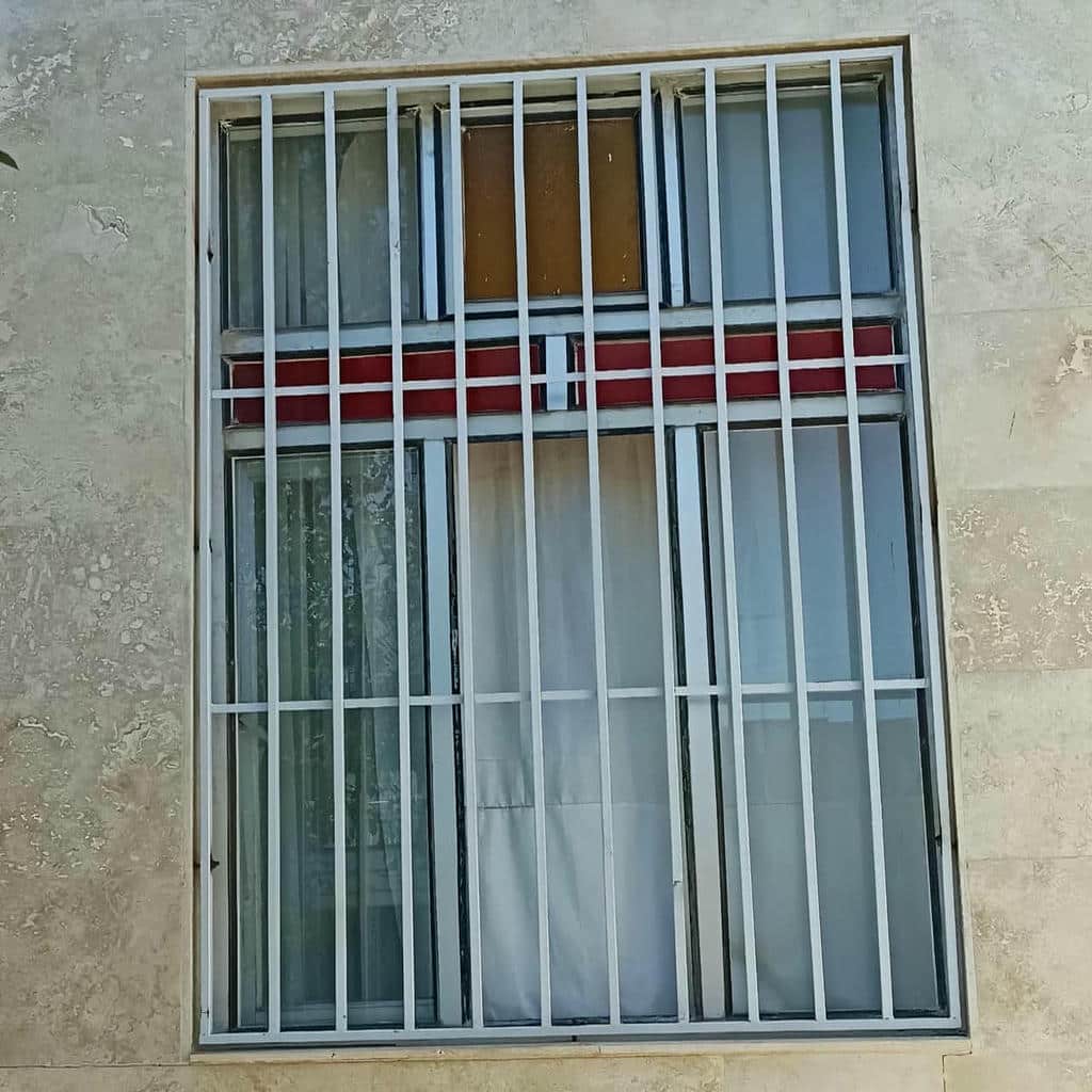 اتصال قاب آهنی کنار دیوار سنگی مرمت شده