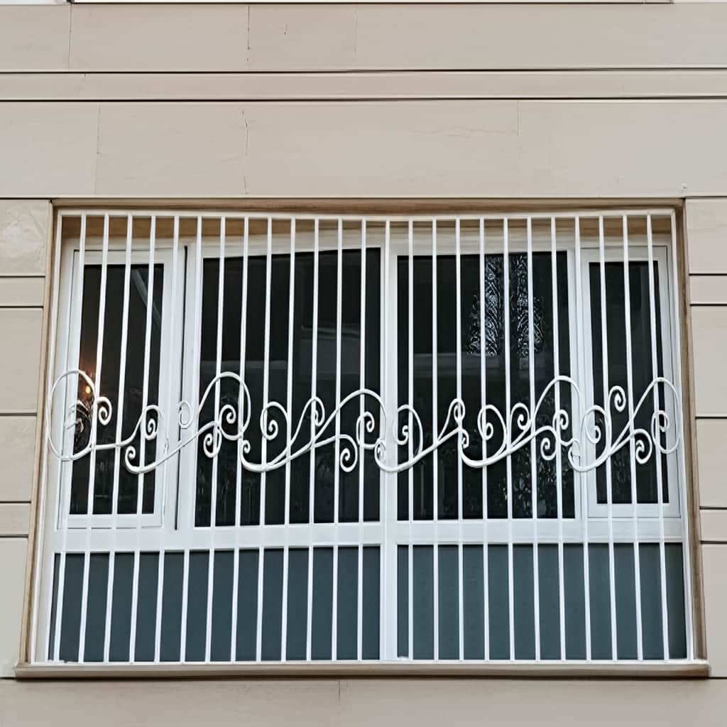 برگه قرارداد نصب کنار نمونه نرده آهنی سفید
