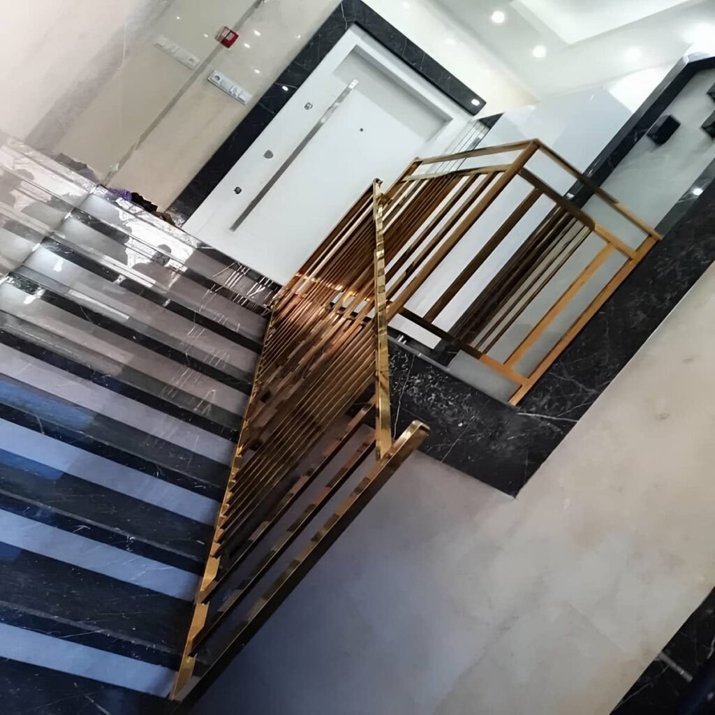 جان‌پناه استیل برس‌خورده کنار پاگرد وسیع