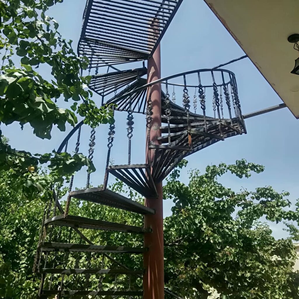 جان‌پناه فلزی خاکستری کنار لبه باز در کرمانشاه