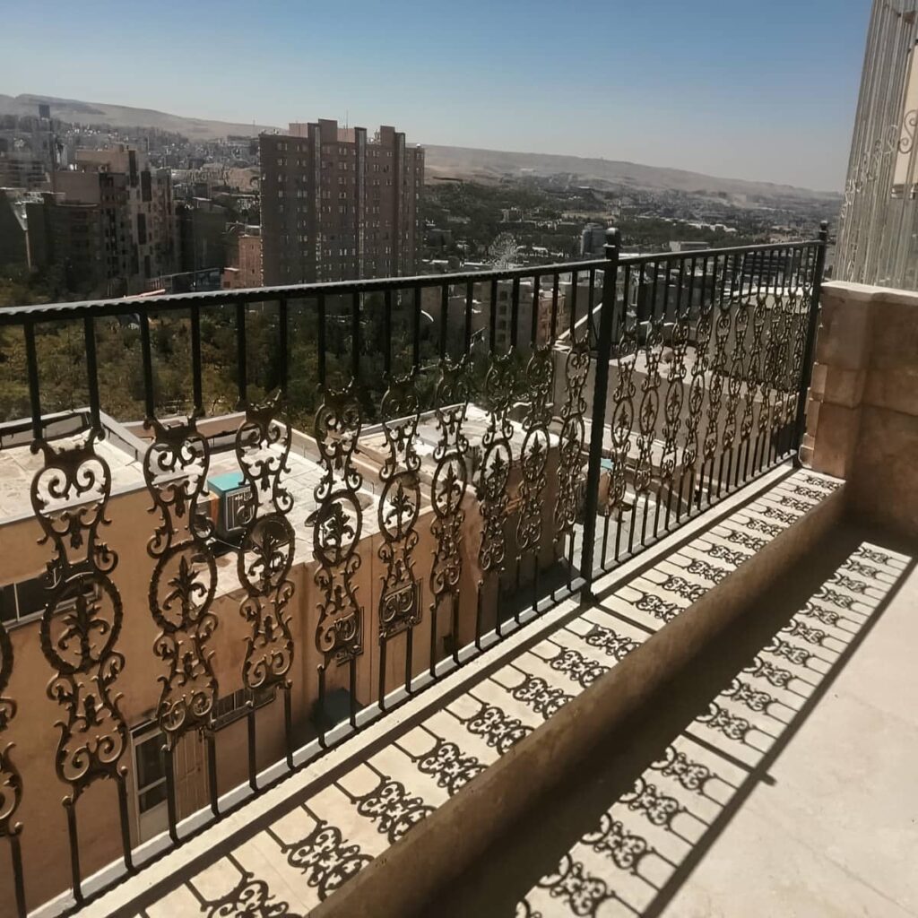 جان‌پناه فولادی پیوسته بر لبه تراس سرتاسری