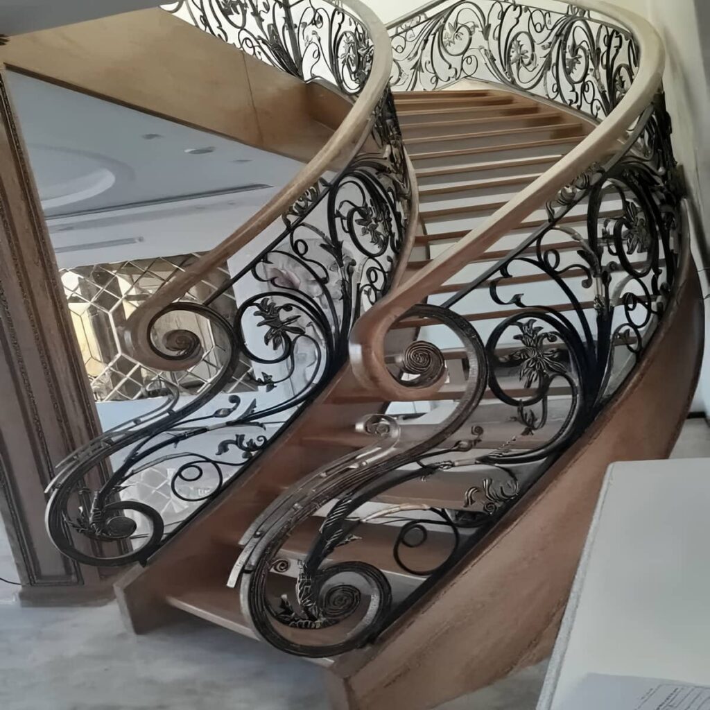 جان پناه مشکی با پایه های عمودی مستحکم