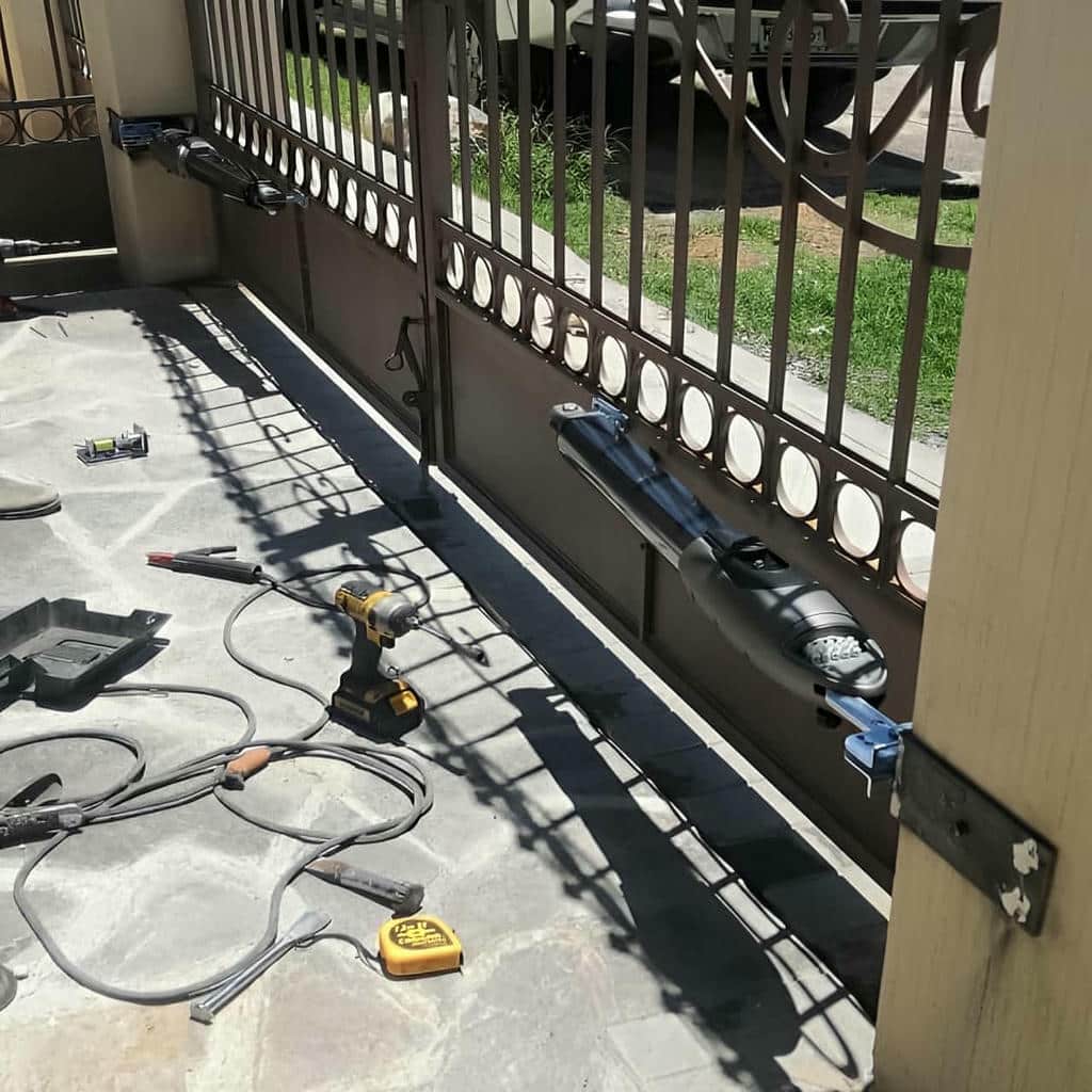 جک بازویی با بدنه خاکستری روی درب دولنگه اصفهان