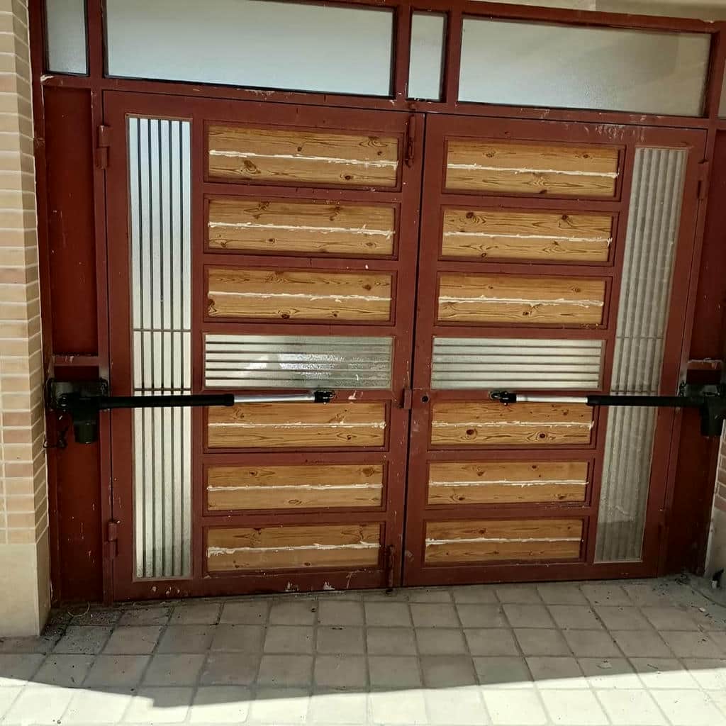جک درب پارکینگ با پایه فلزی کنار ستون بتنی