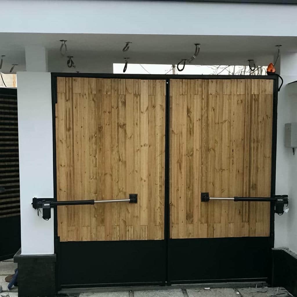 جک درب پارکینگ خاکستری بر ورودی مجتمع خرم آباد