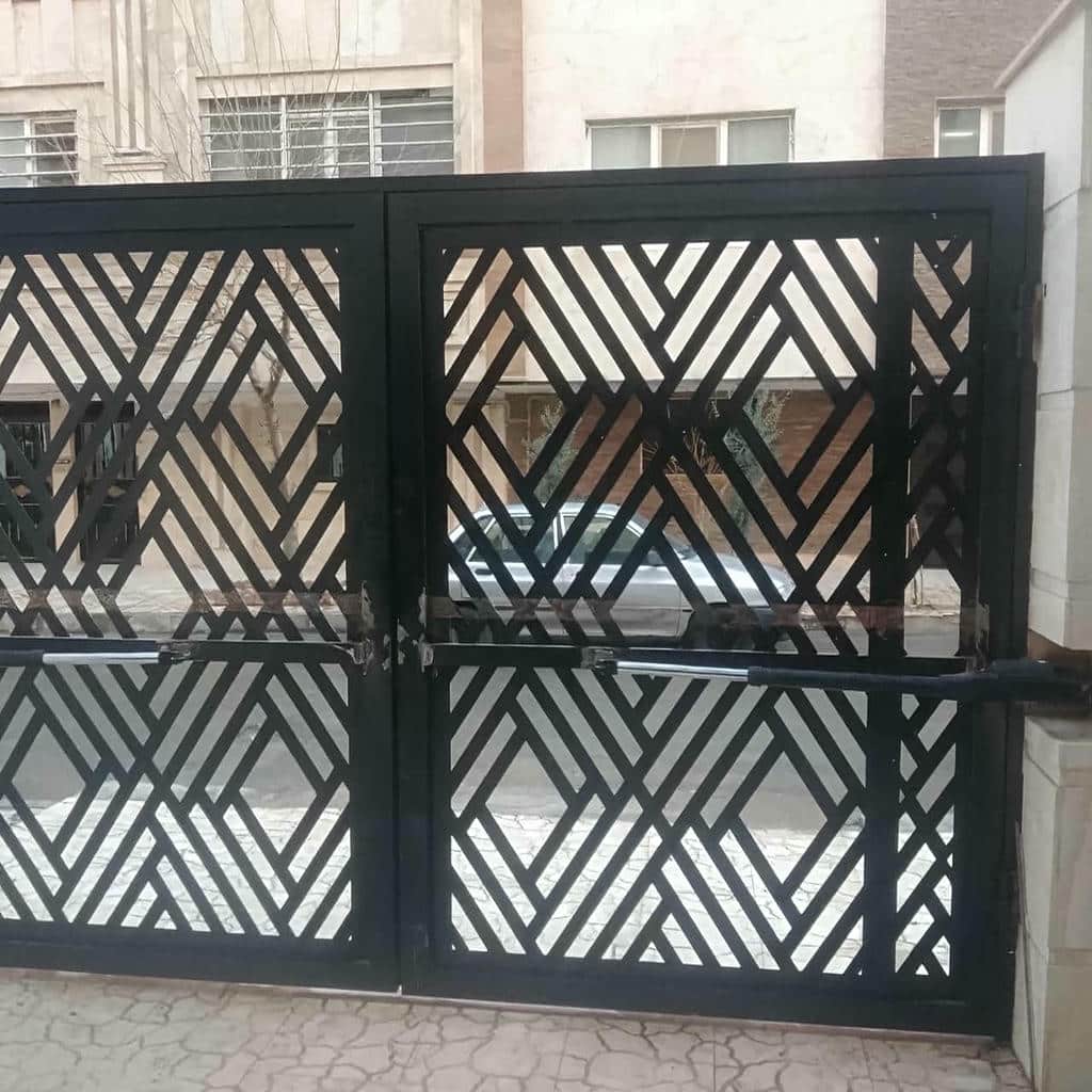 جک درب پارکینگ خاکستری روی ورودی ویلایی