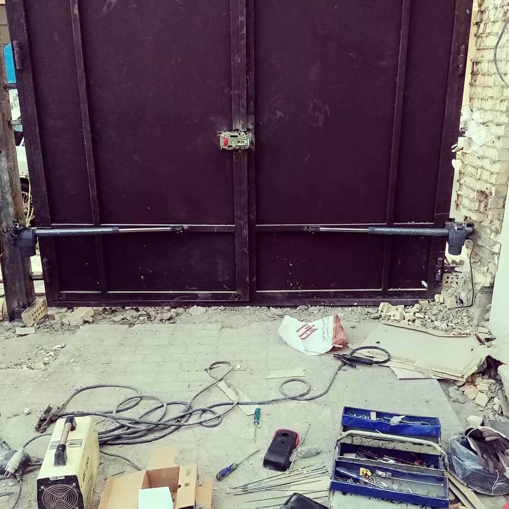 جک درب پارکینگ خاکستری کنار دروازه ساحلی استان هرمزگان