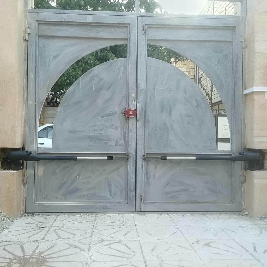 جک درب پارکینگ خاکستری کنار دروازه مشکی استان مرکزی