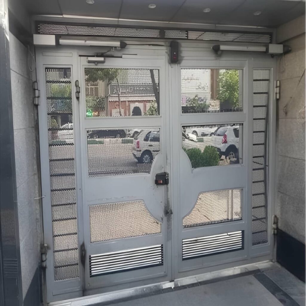 جک درب پارکینگ خاکستری کنار ستون آجری جک درب پارکینگ خاکستری کنار ستون آجری