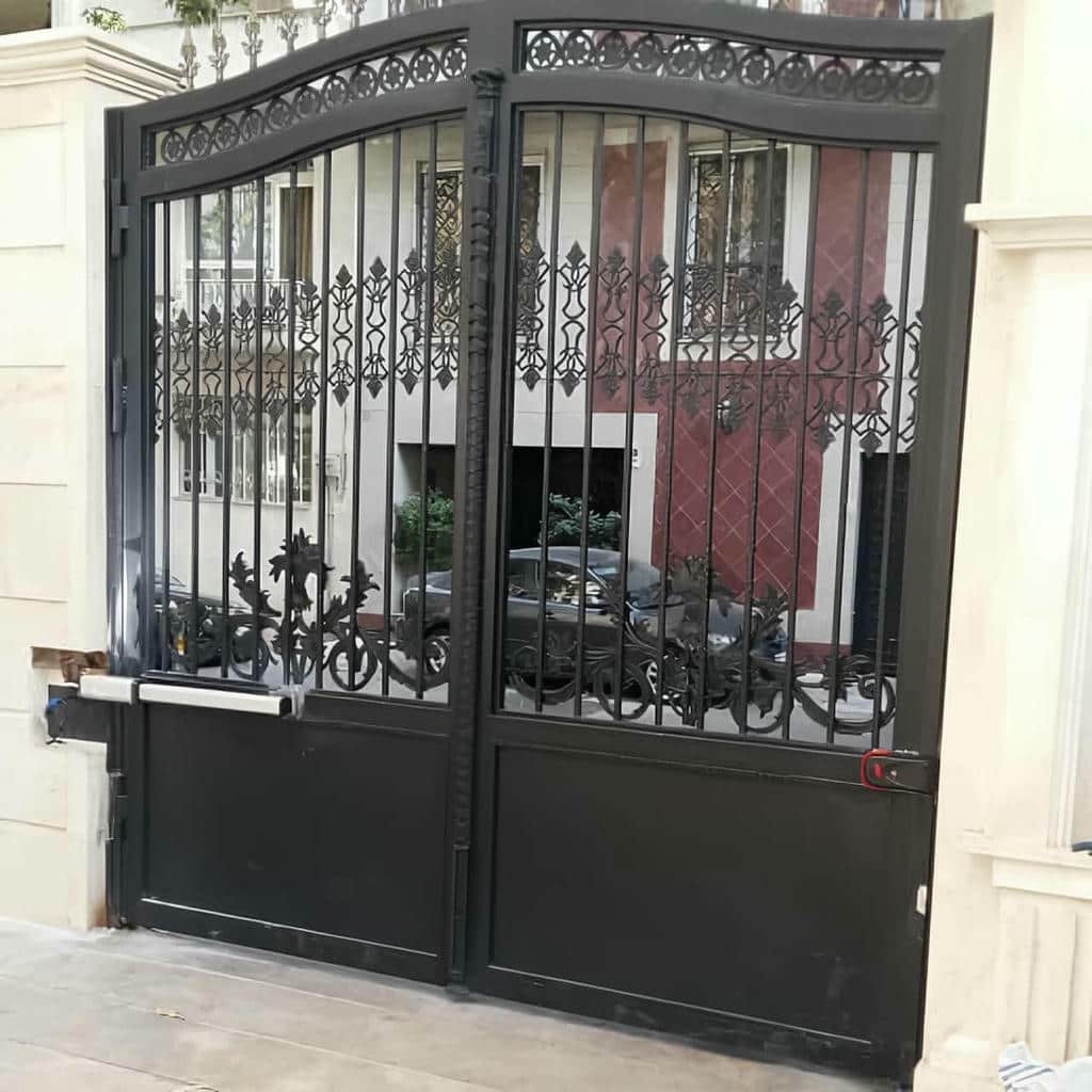 جک درب پارکینگ سفید روی دروازه همدان