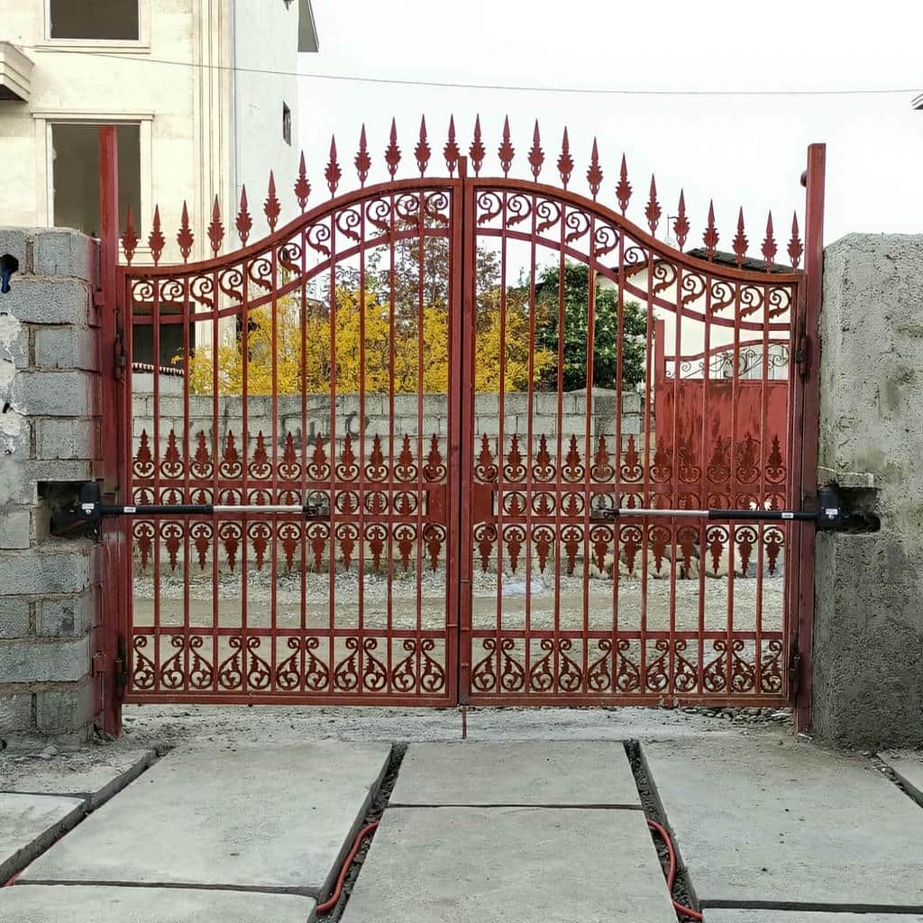 جک درب پارکینگ مشکی روی دروازه عریض کرمان