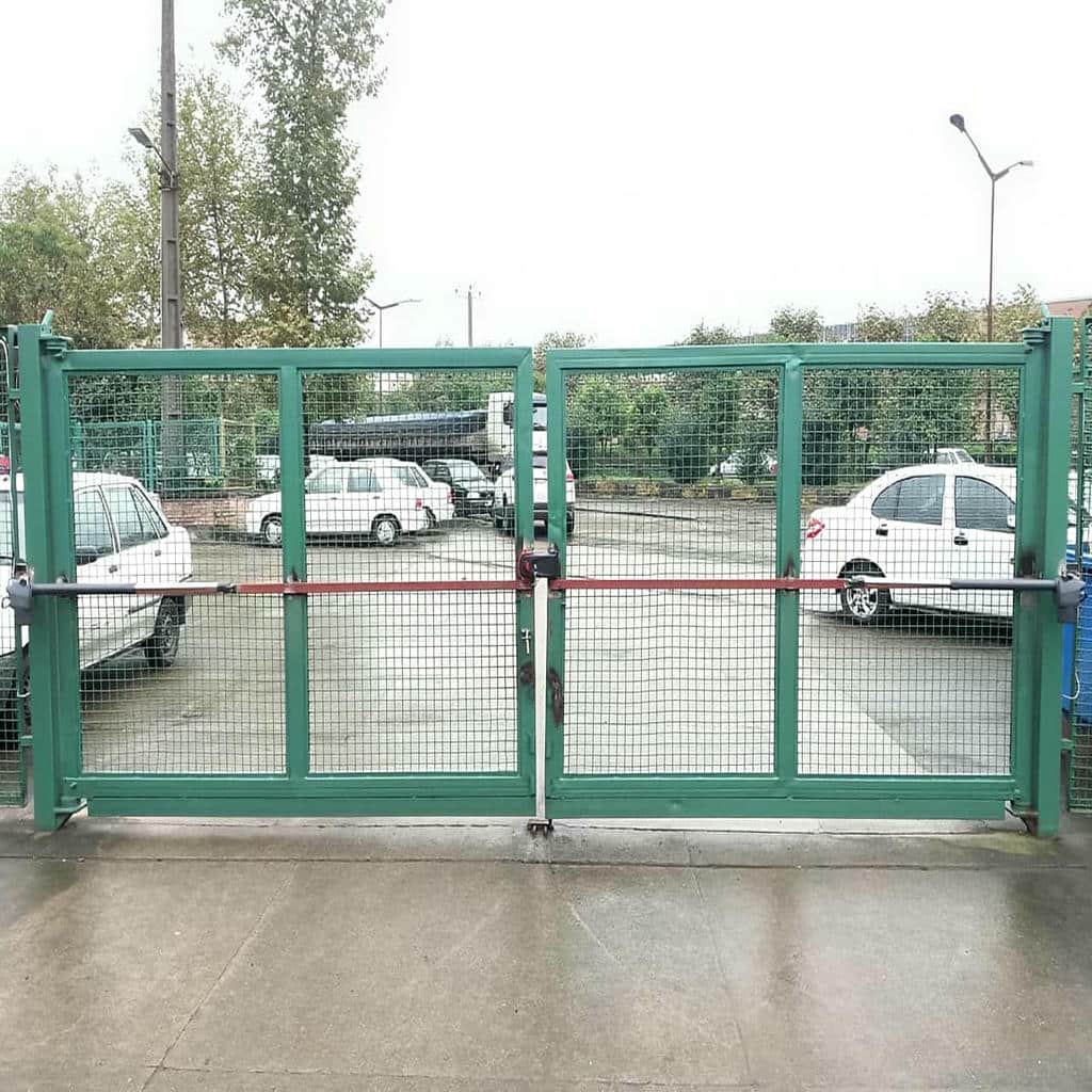 جک درب پارکینگ نصب شده در حیاط مسکونی جک درب پارکینگ نصب شده در حیاط مسکونی
