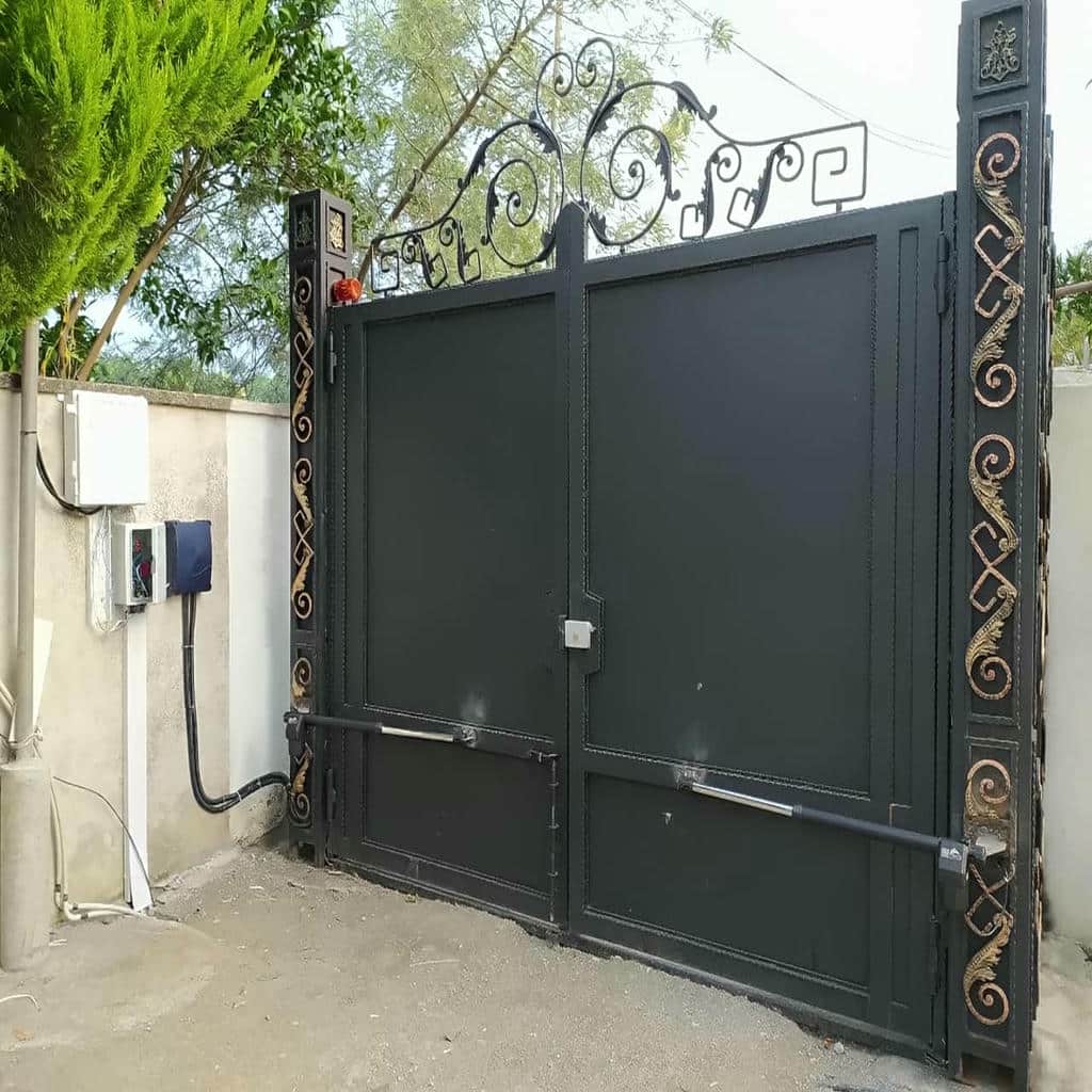 جک درب پارکینگ نصب شده روی درب دولنگه آهنی