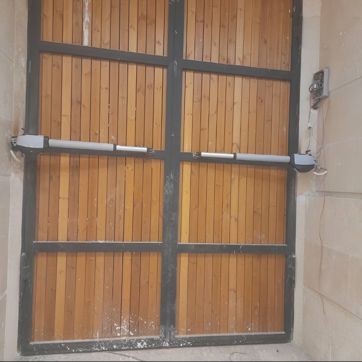 جک درب پارکینگ نقره‌ای کنار ورودی فلزی اصفهان