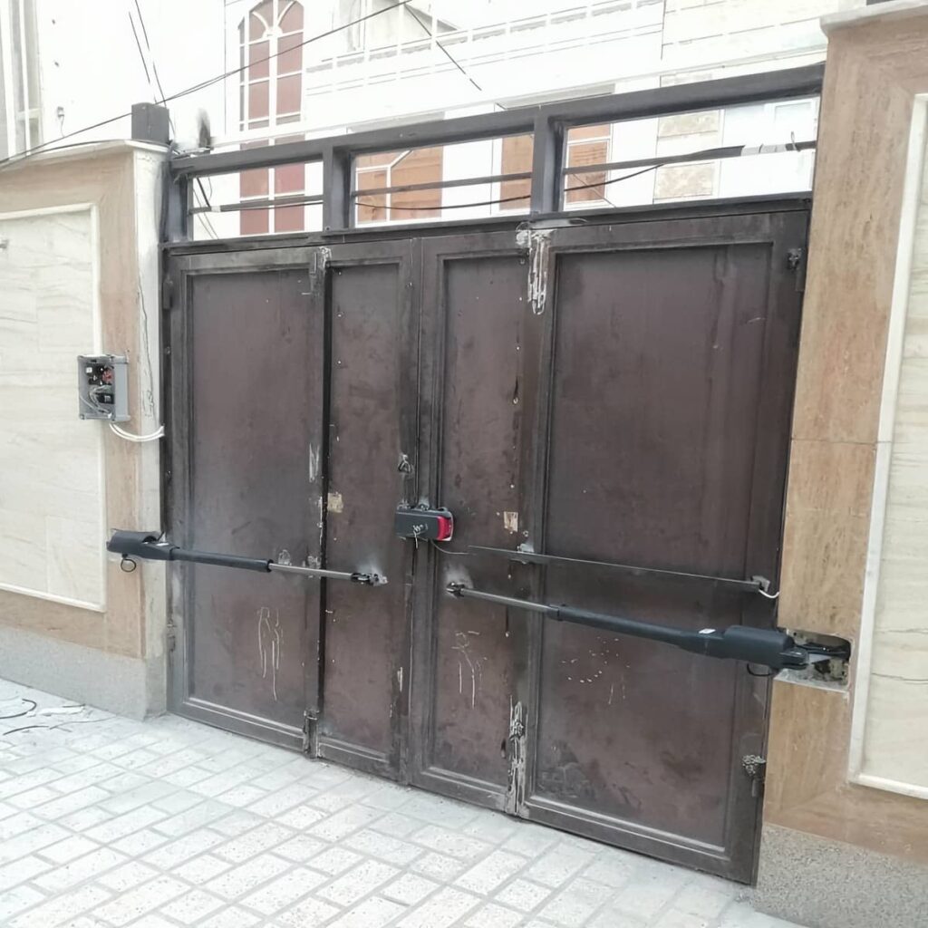 جک پارکینگی خاکستری روی درب دولنگه باز