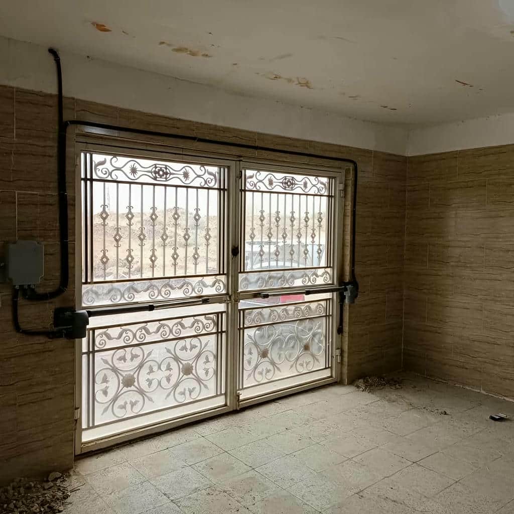 جک پارکینگی خاکستری کنار ستون سنگی ورودی جک پارکینگی خاکستری کنار ستون سنگی ورودی