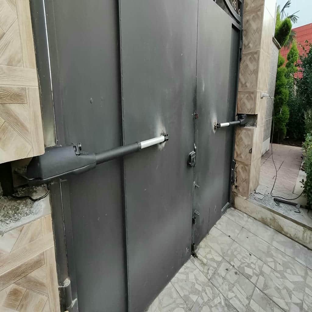 جک پارکینگی مشکی مقابل حیاط ویلایی قزوین