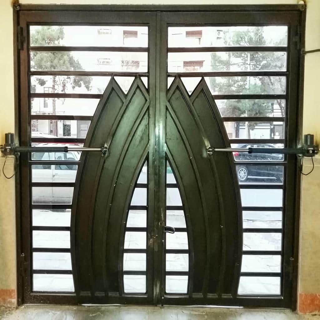 جک پارکینگی نقره‌ای بر درب حیاط بندرعباس