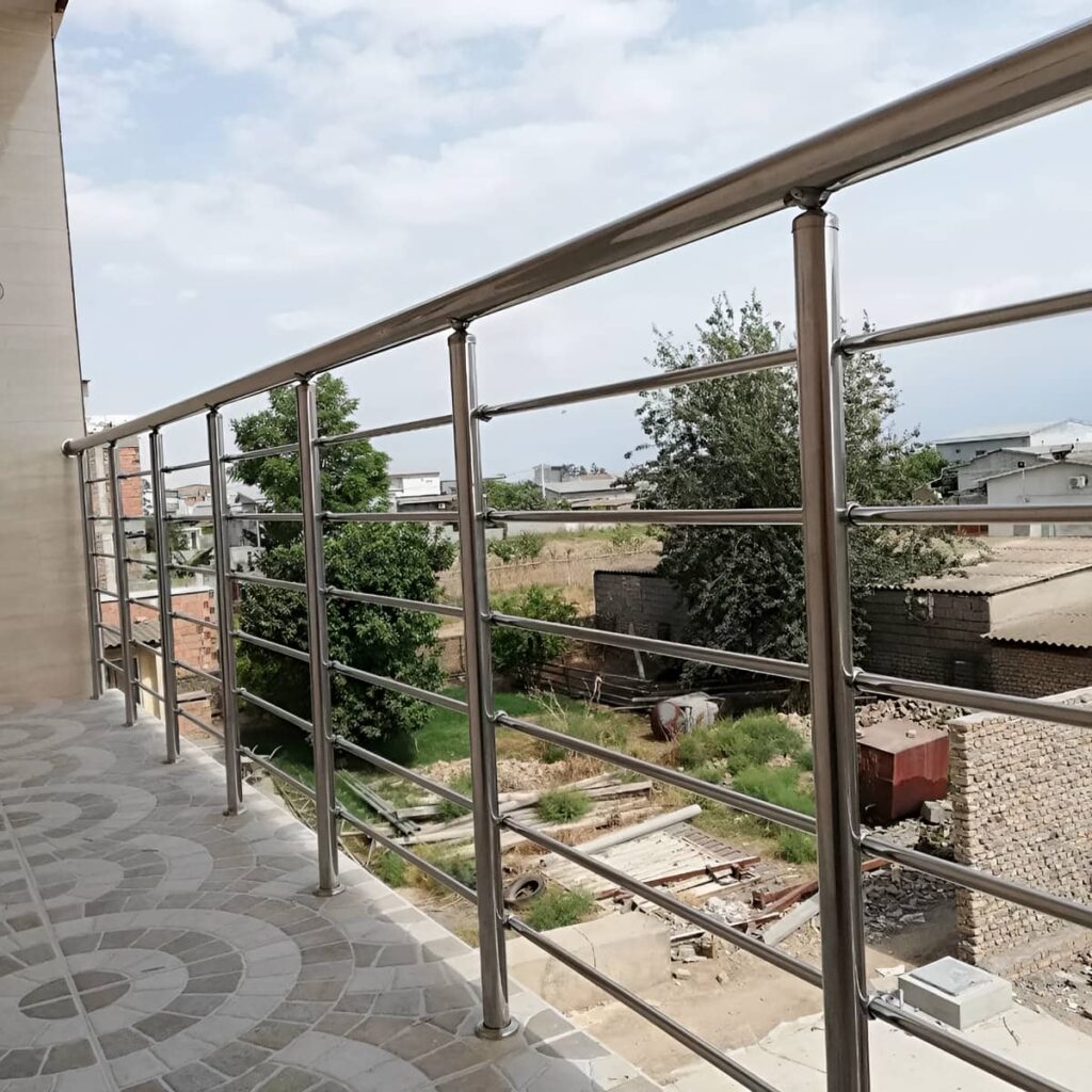حفاظ تراس استیل کنار دیوار سنگی ساحلی