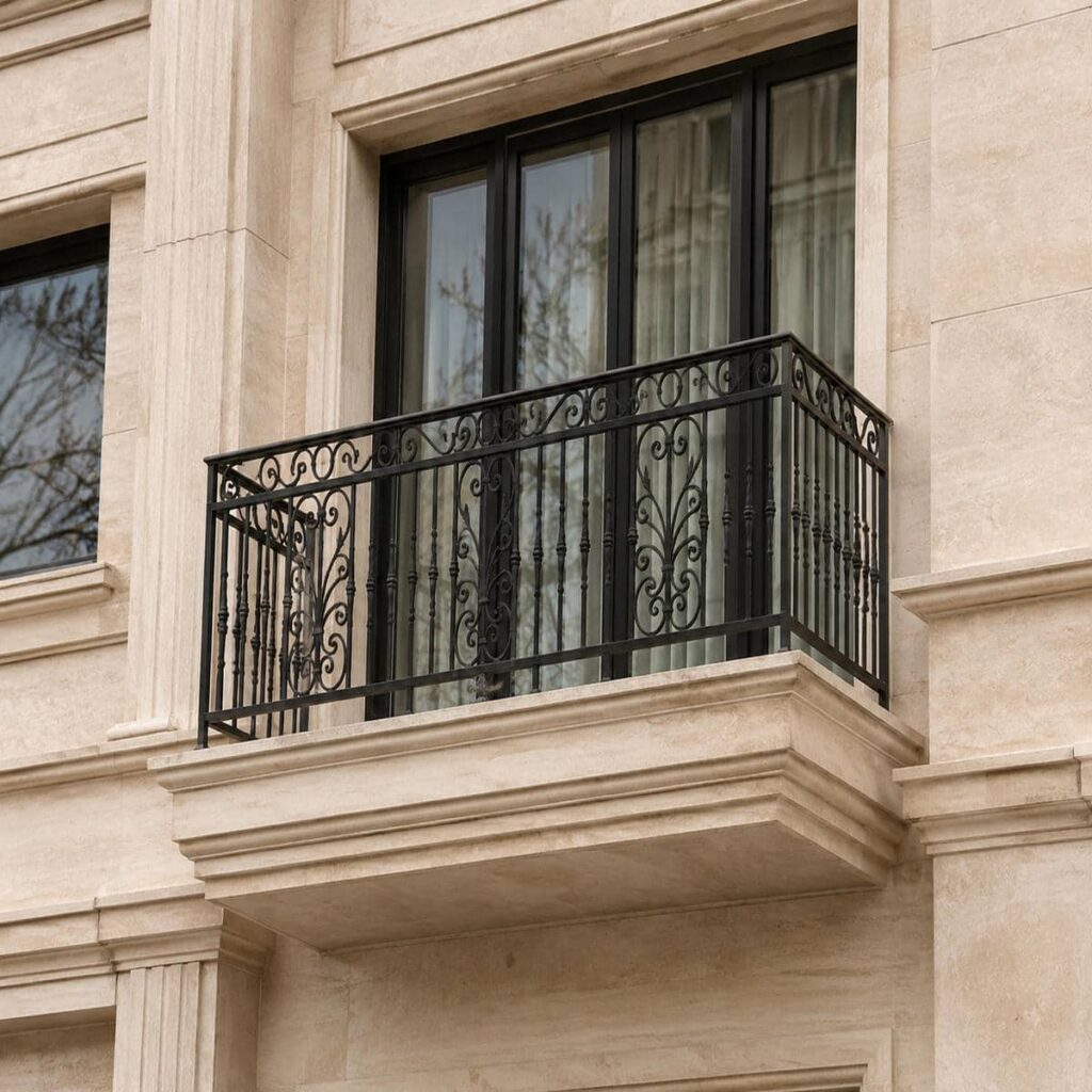 حفاظ تراس سفید با دستانداز صاف و پیوسته حفاظ تراس سفید با دستانداز صاف و پیوسته