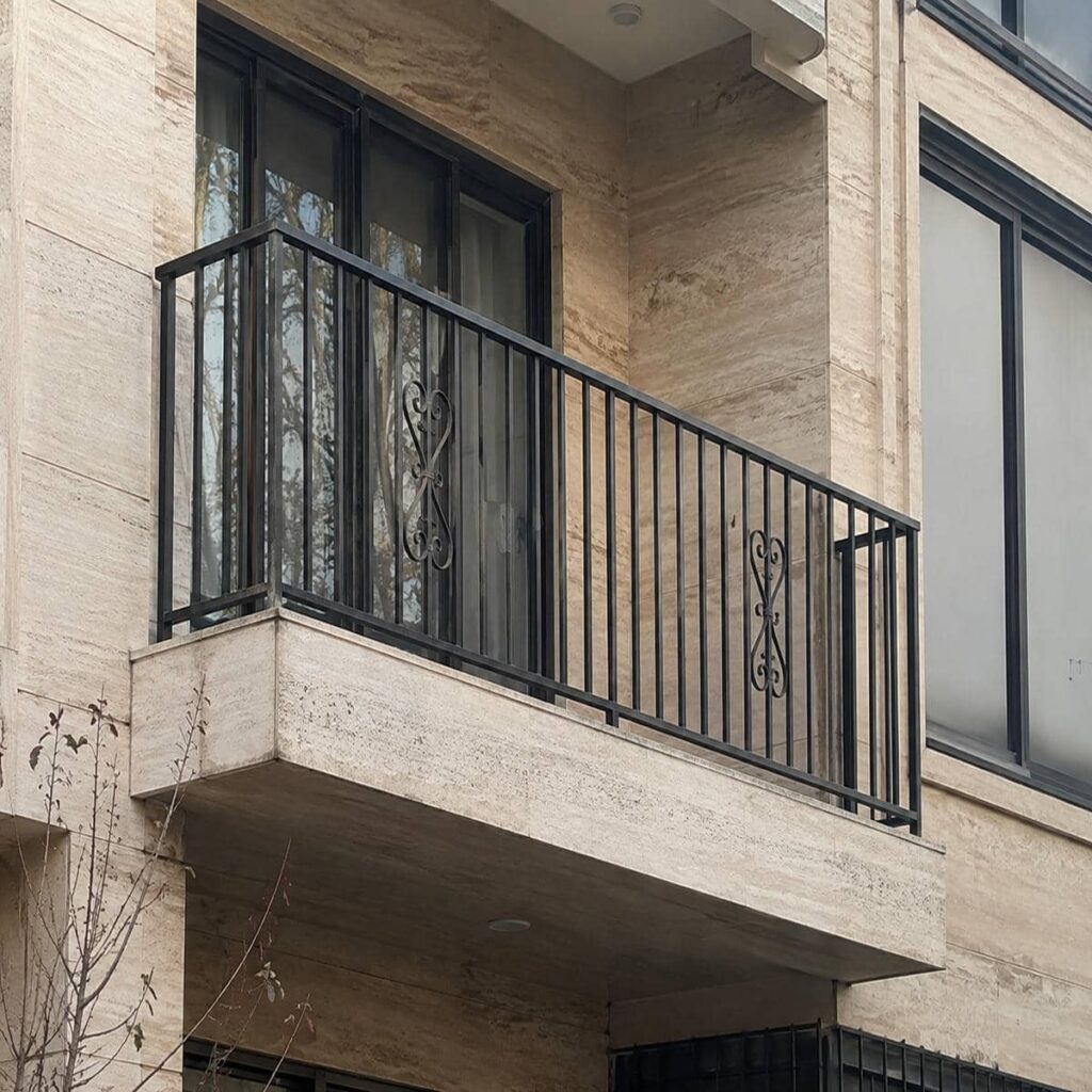 حفاظ تراس سفید روی لبه بتنی ساختمان مسکونی حفاظ تراس سفید روی لبه بتنی ساختمان مسکونی