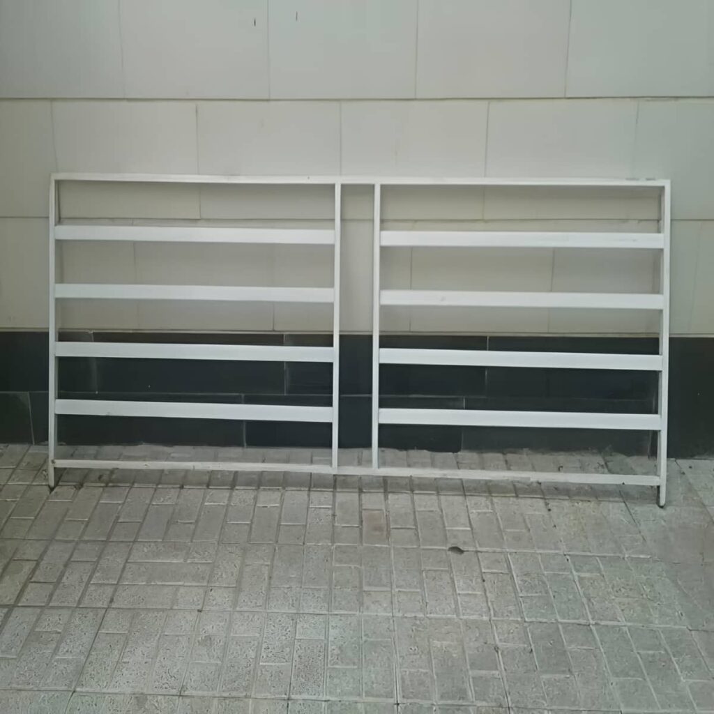 حفاظ تراس مشکی روی لبه بتنی واحد تازه ساز