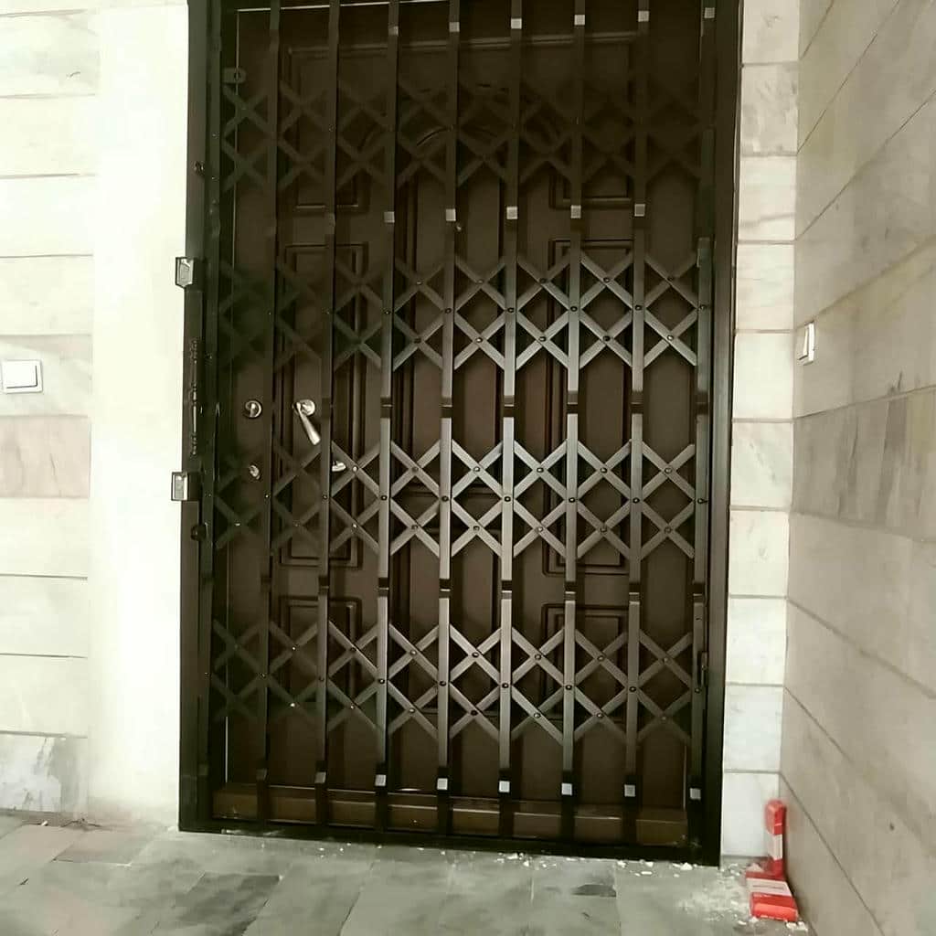 حفاظ درب آکاردئونی با پوشش طوسی و قفل مرکزی