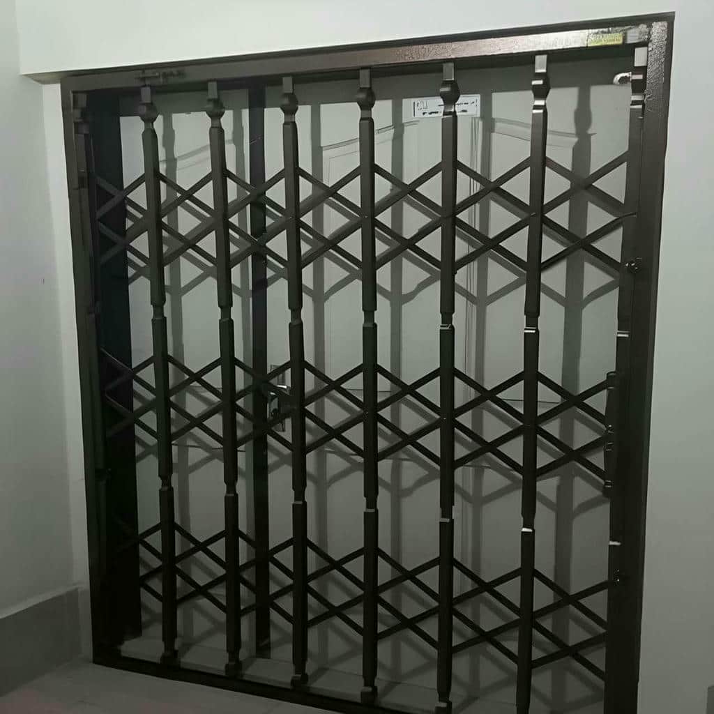 حفاظ درب آکاردئونی جمع شده در پاگرد مسکونی