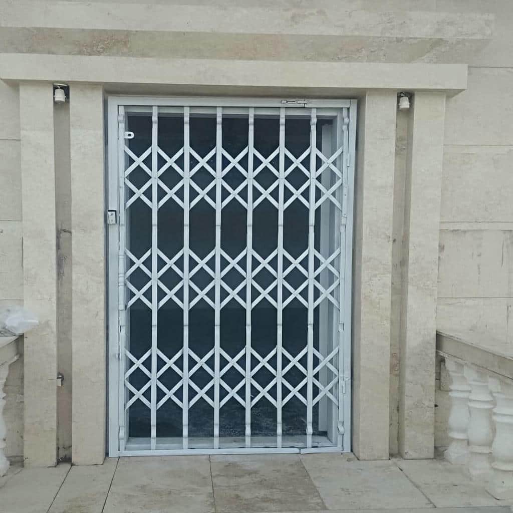 حفاظ درب آکاردئونی خاکستری با لنگه جمع‌شونده