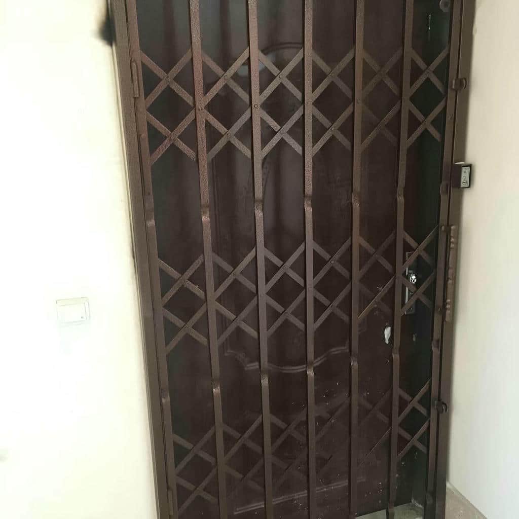 حفاظ درب آکاردئونی سفید با ریل روان در استان تهران