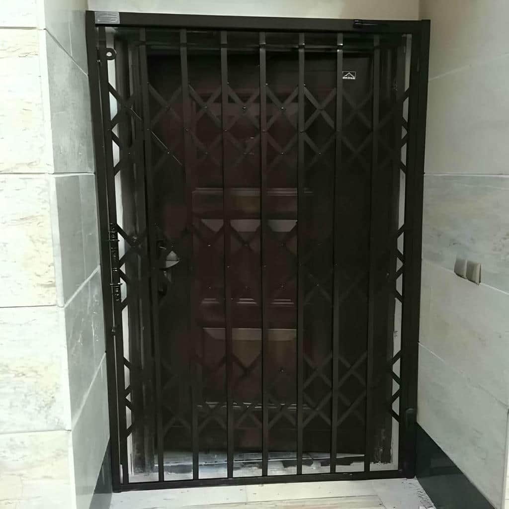 حفاظ درب آکاردئونی سفید ورودی نوساز در استان خراسان رضوی