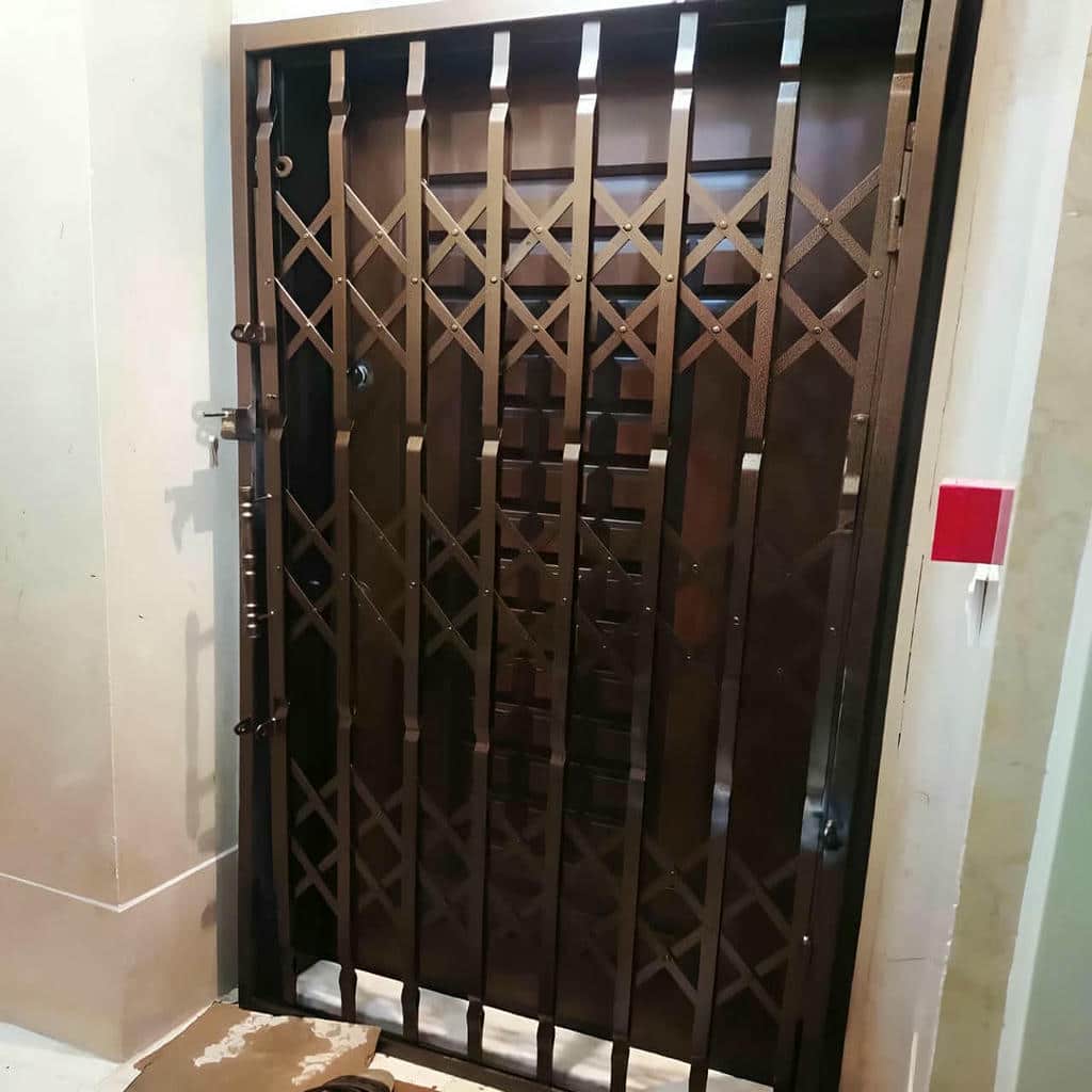حفاظ درب آکاردئونی سفید پشت ورودی آپارتمان استان کردستان