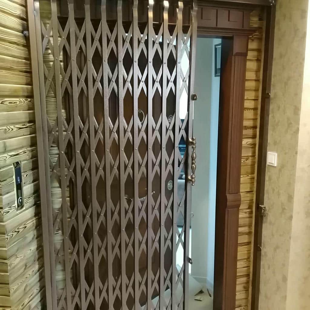 حفاظ درب آکاردئونی سفید کنار ورودی آپارتمان استان لرستان