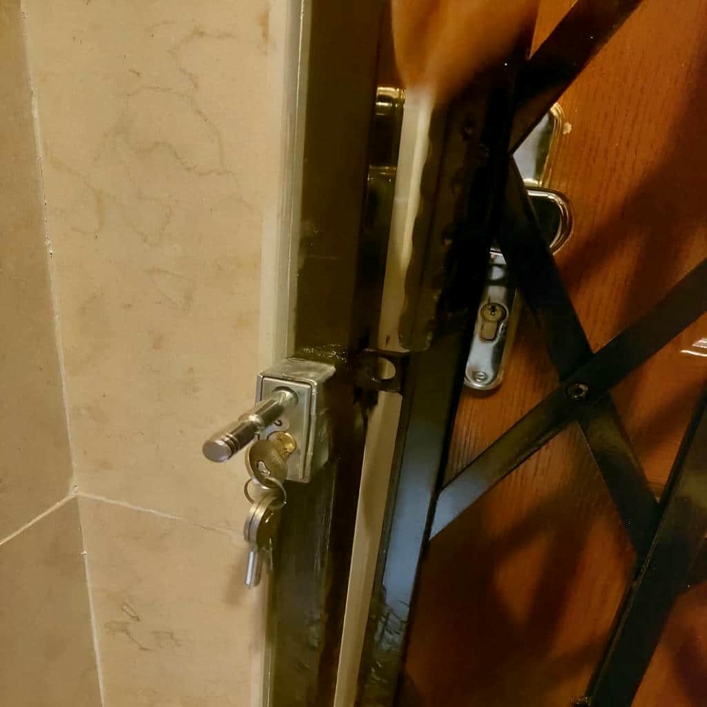 حفاظ درب آکاردئونی شامپاینی کنار سنگ مرمر